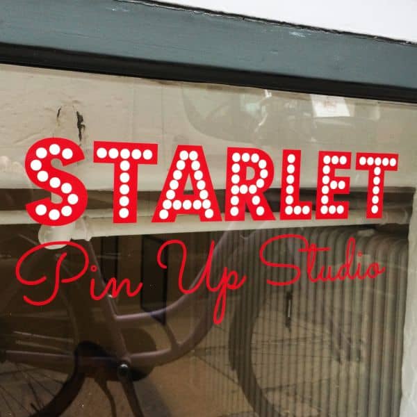 Logo i folie hos STARLET Pin Up Studio