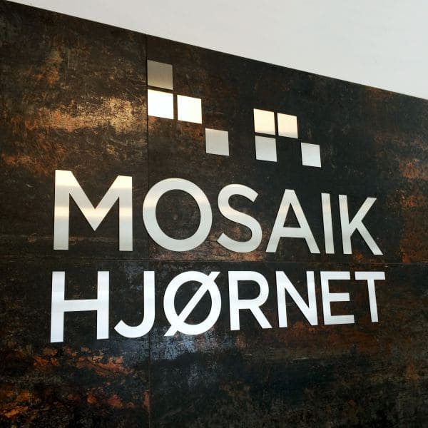 Udskåret logo i rustfri stål hos Mosaikhjørnet