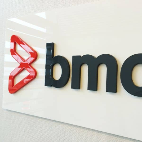 Udskåret og lakeret logo hos BMC Udskåret og lakeret logo hos BMC
