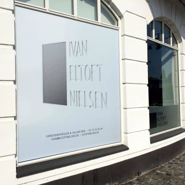 Print på ruder hos Ejendomsmægler Ivan Eltoft Nielsen Print på ruder hos Ejendomsmægler Ivan Eltoft Nielsen