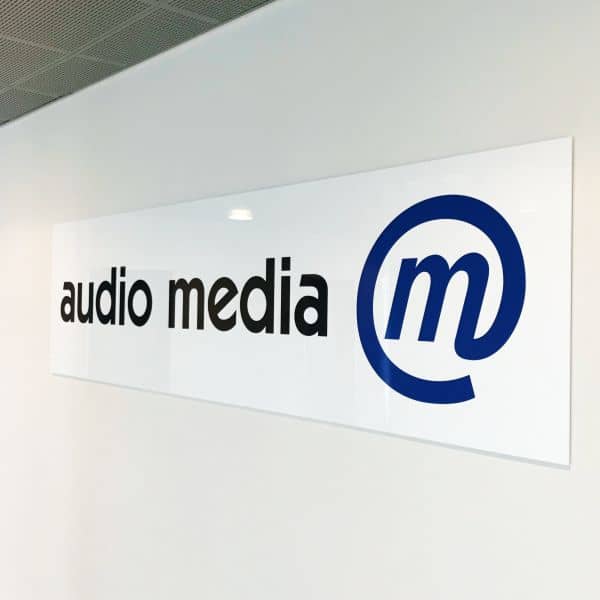 Skilteplade i akryl hos Audio Media