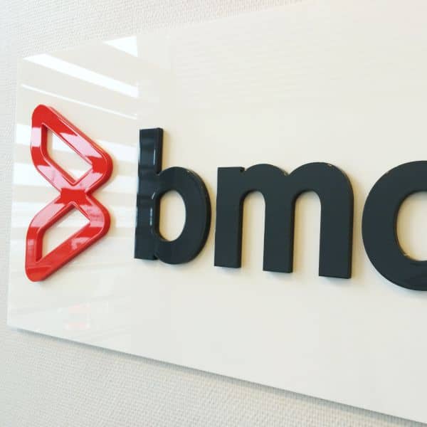 Udskåret og lakeret logo hos BMC